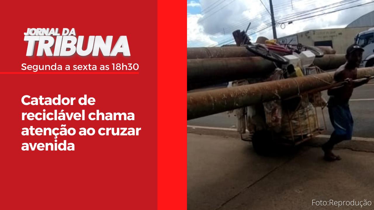 Catador de reciclável chama atenção ao cruzar avenida