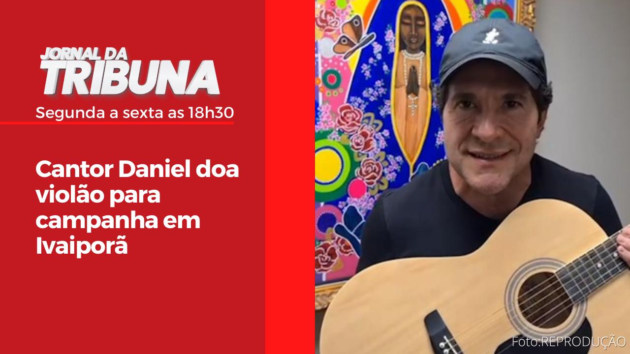 Cantor Daniel doa violão para campanha em Ivaiporã