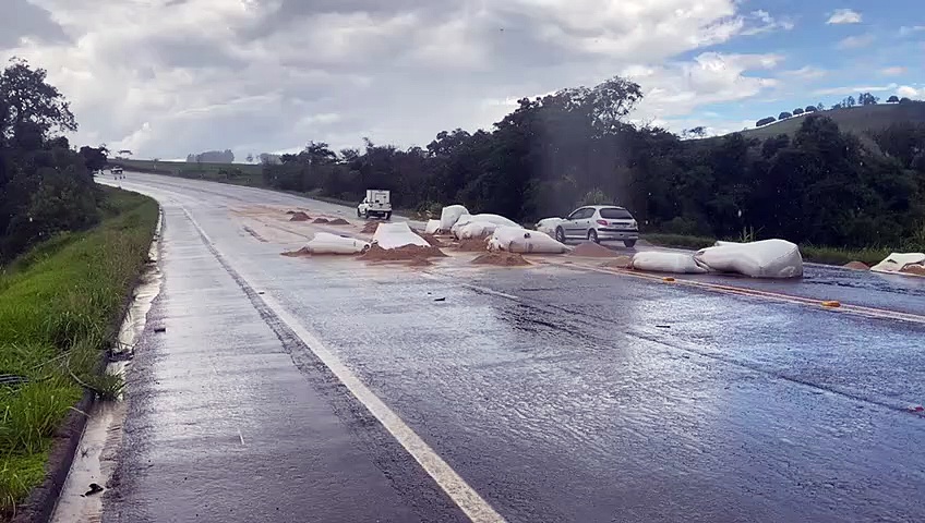 Carga cai de caminhão e complica trânsito na PR-444