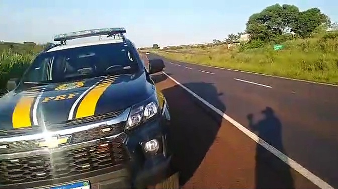 Carro de Jandaia do Sul capota na BR-376 em Apucarana