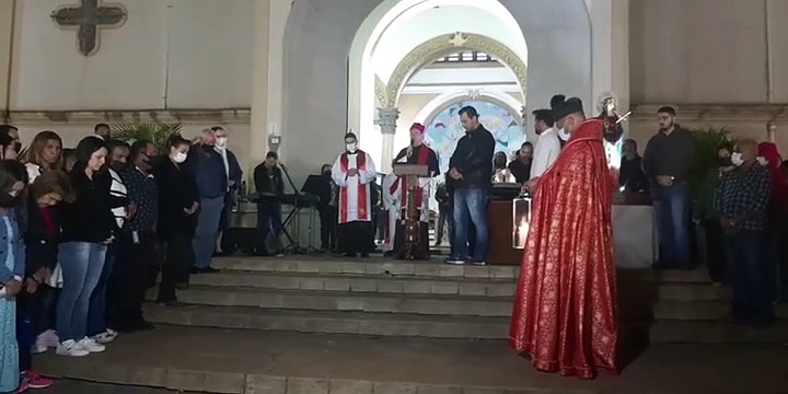 Milhares de pessoas participam de procissão em Apucarana
