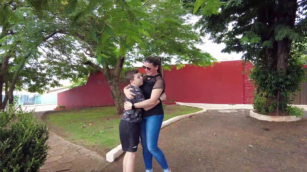 Menino de 10 anos viraliza nas redes sociais após receber alta