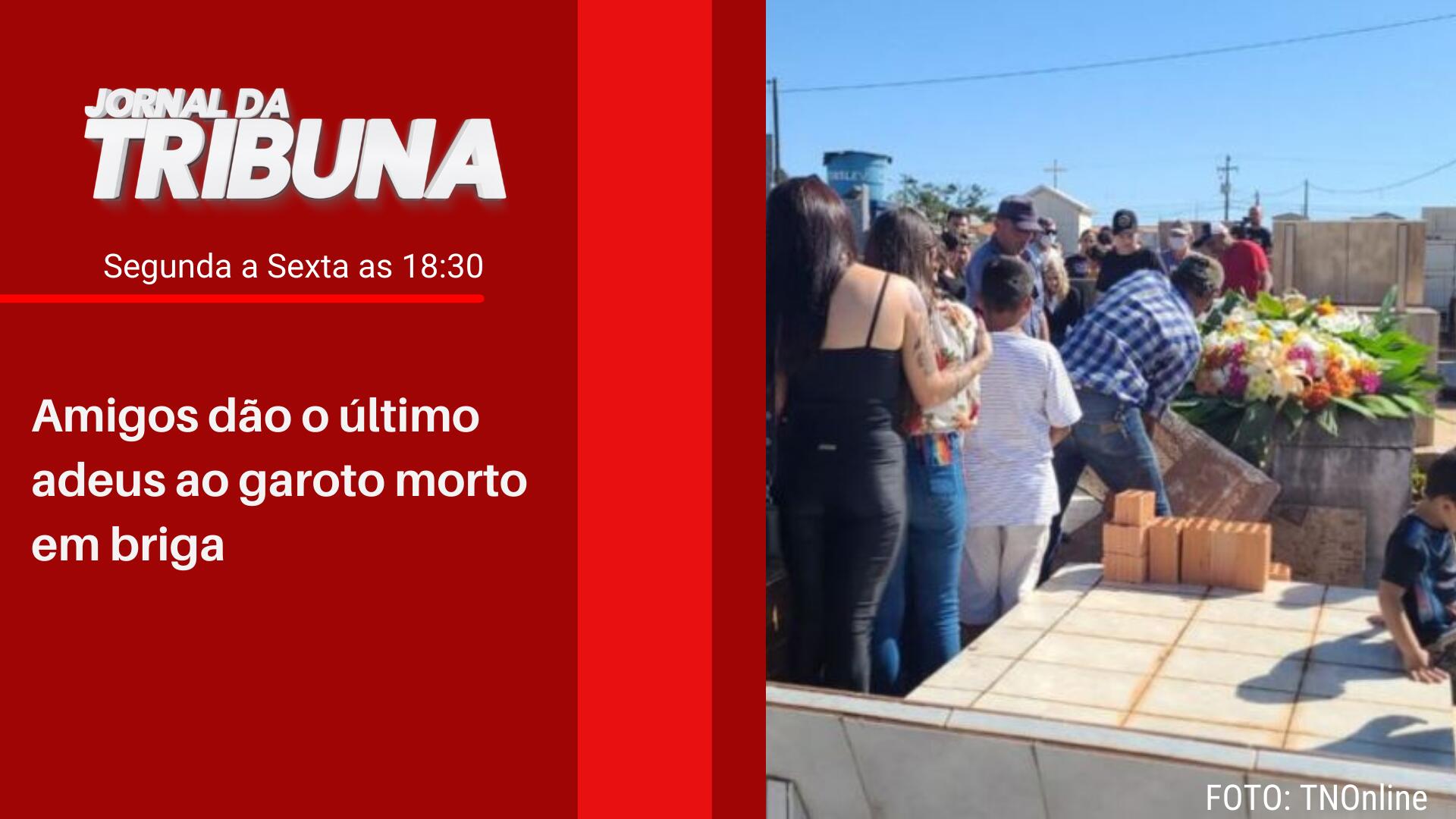 Amigos dão o último adeus ao garoto morto em briga de adolescentes