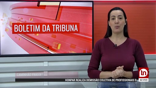 Caminhão frigorífico carregado tomba na BR-369, em Apucarana