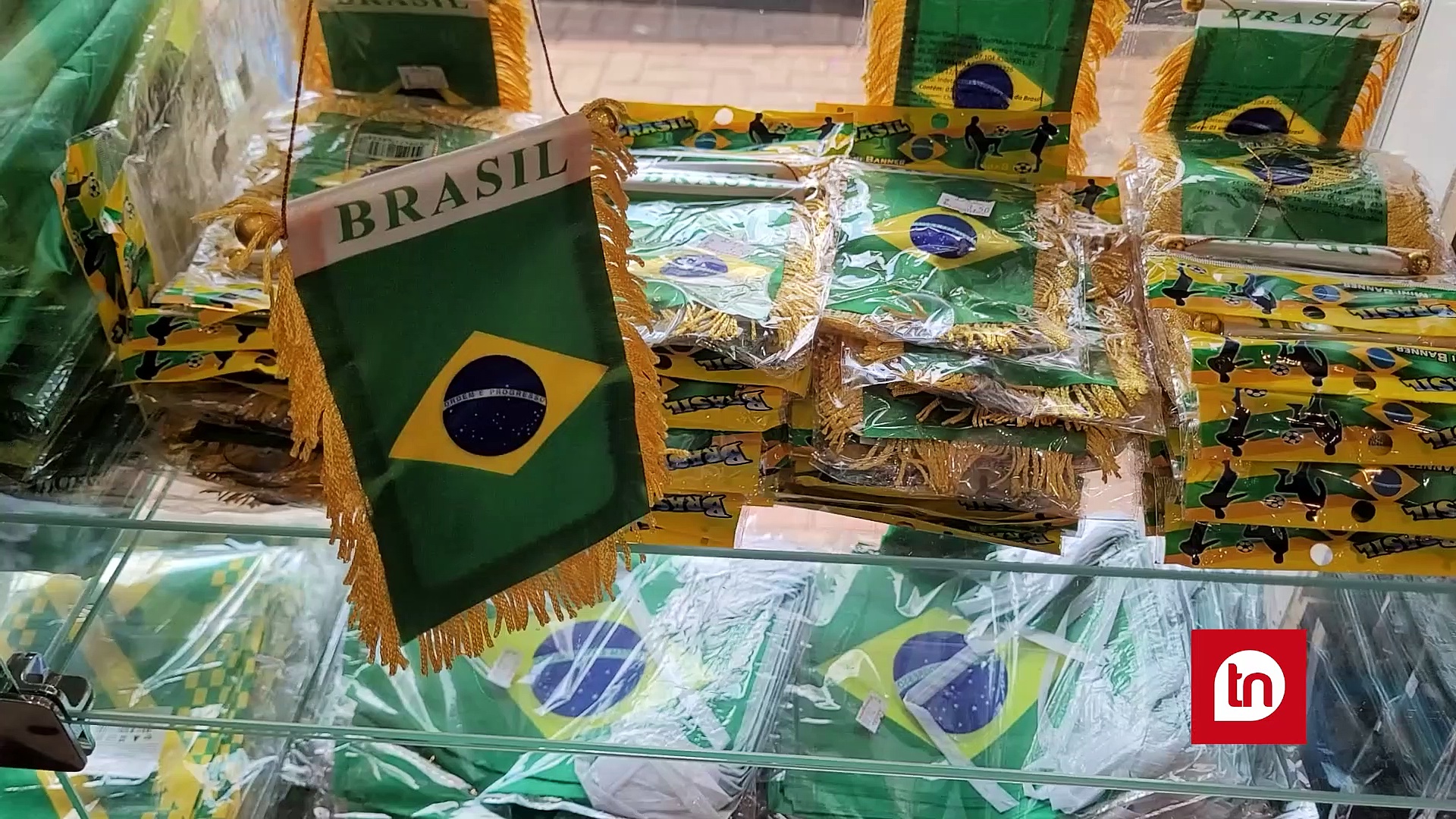 À espera da Copa, polarização garante vendas de camisas da Seleção