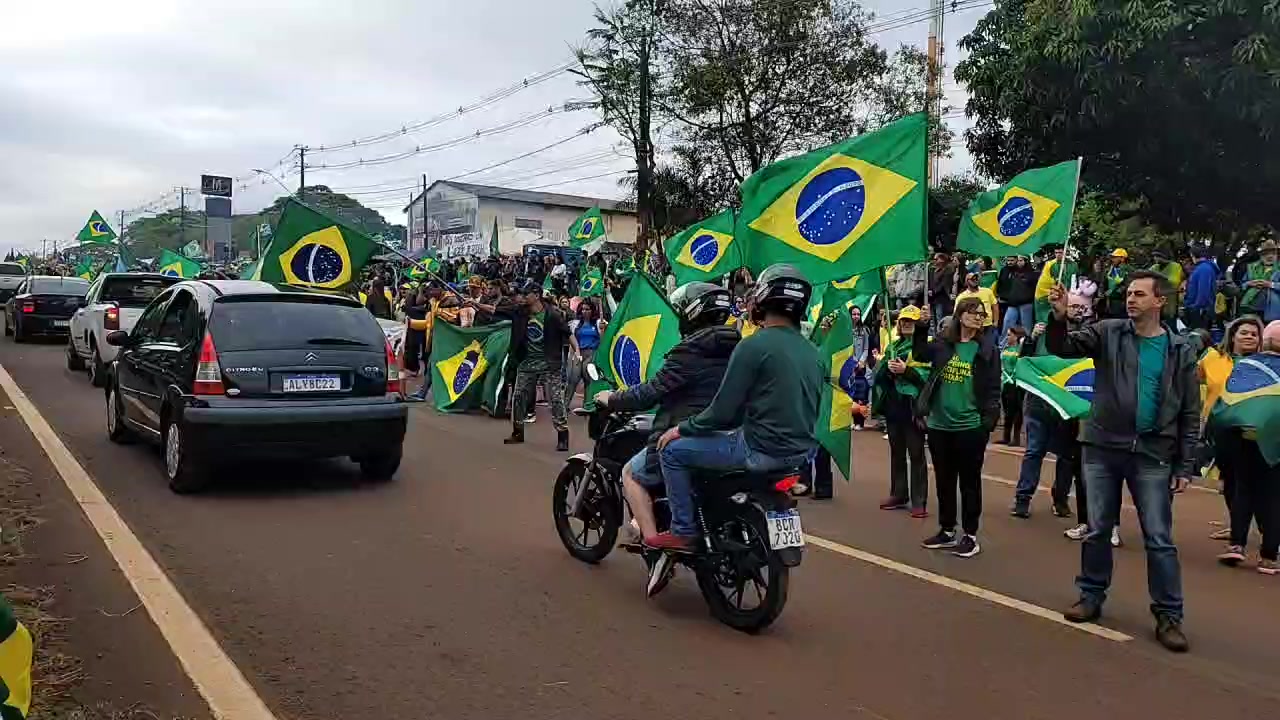 Milhares protestam em frente ao Exército de Apucarana; acompanhe