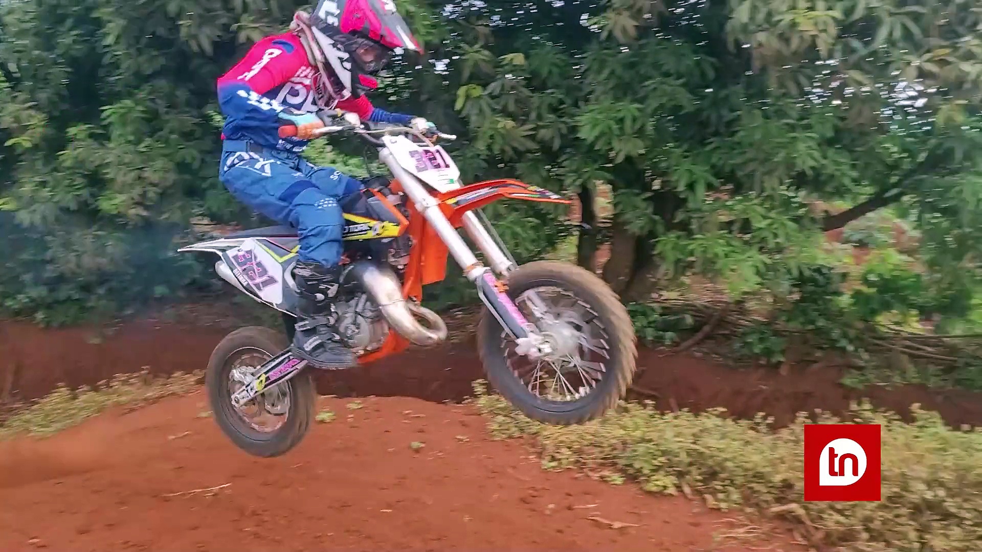 Aos 11 anos, apucaranense Belinha é destaque no motocross