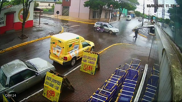 Câmera flagra batida de carro e motos em bairro de Apucarana; veja