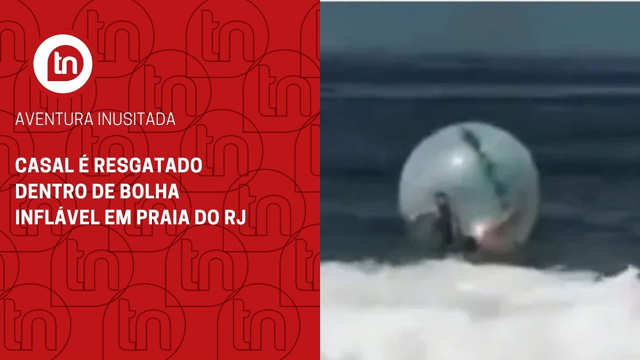 Casal é resgatado dentro de bolha inflável em praia do RJ
