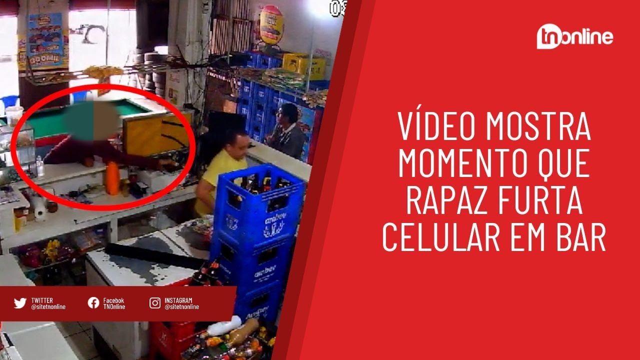 Vídeo mostra momento que rapaz furta celular em bar