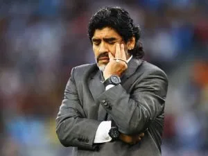 Maradona disse que se um integrante de sua comissão fosse tirado, ele não renovaria o contrato com a seleção. Perdeu a queda de braço 