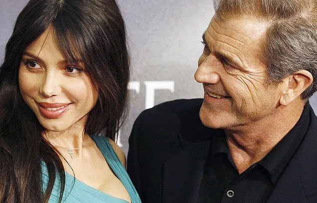  Mel Gibson entrega a detetives provas de que estava sofrendo extorsão por parte da ex-namorada Oksana Grigorieva 