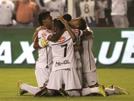  Jogadores do Santos comemoram o primeiro gol do time na Vila Belmiro.