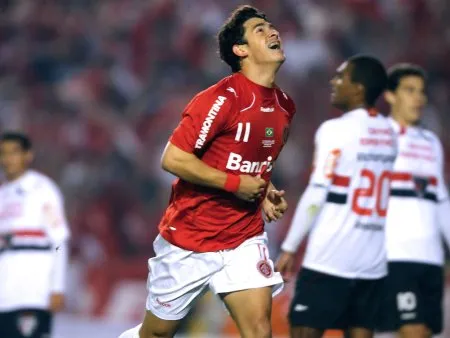  Giuliano entrou aos 19min do segundo tempo para decidir a partida contra o São Paulo em favor do Inter na semifinal da Copa Libertadores.