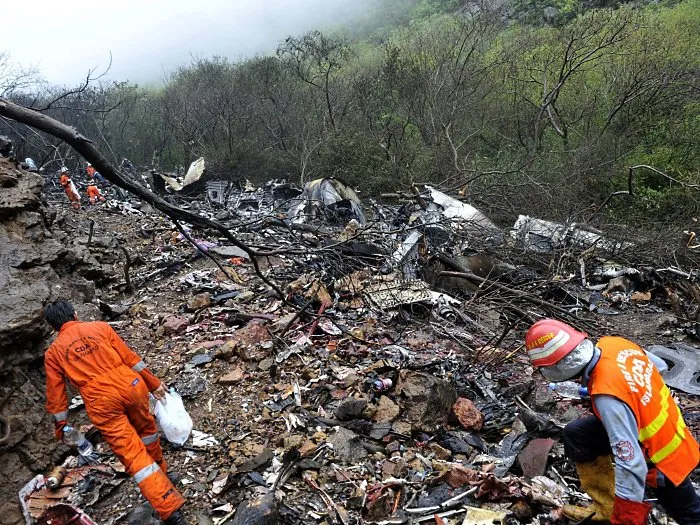  Trabalhadores de resgate passam por restos do avião que caiu nesta quarta-feira (28) perto de Islamabad