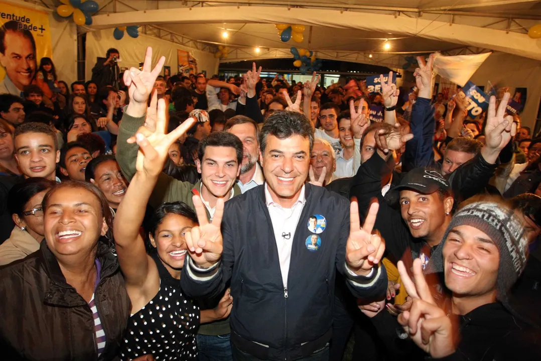  Candidato Beto Richa recebe o apoio dos jovens