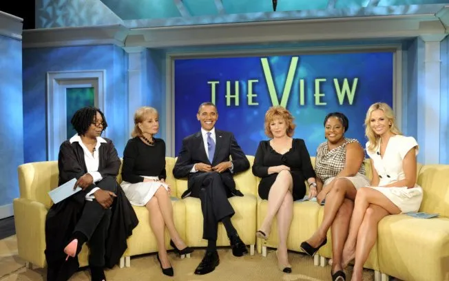  Obama é visto rodeado pelas apresentadoras do "The View"