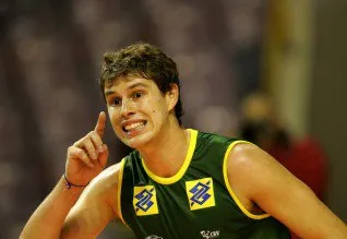  Bruno assumiu a posição de levantador titular da seleção brasileira, mas vê sua posição ameaçada pelo reserva Marlon e o craque Ricardinho