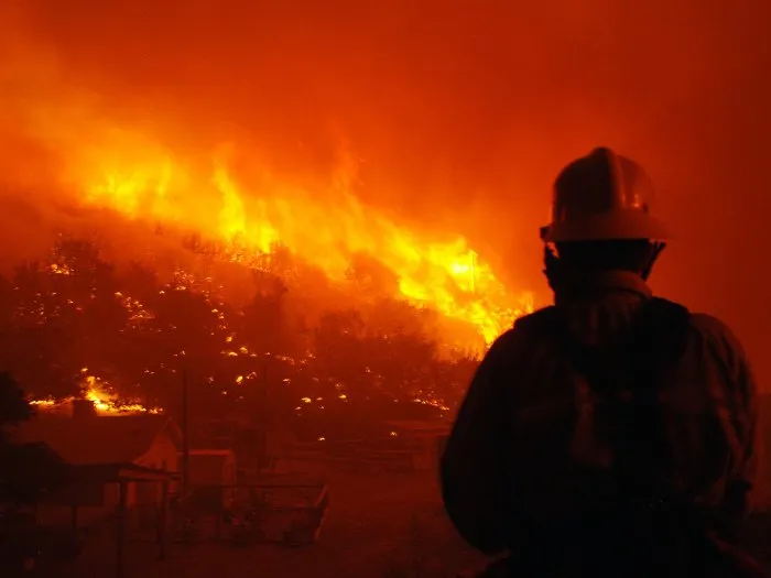  Bombeiro olha para as chamas que se movimentam rapidamente na região de Palmdale, no Estado americano da Califórnia