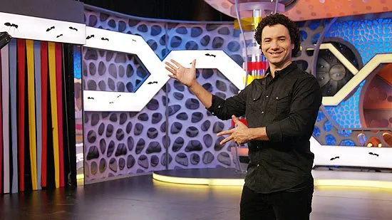  O apresentador Marco Luque no cenário de seu novo programa, "O Formigueiro"