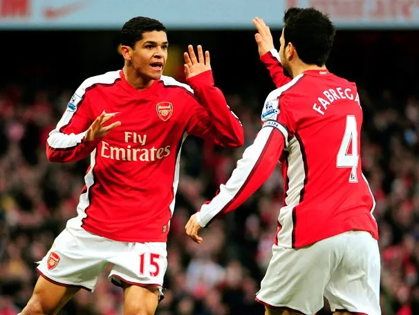  Denilson e Fábregas: dupla garantiu vitória do Arsenal em Londres