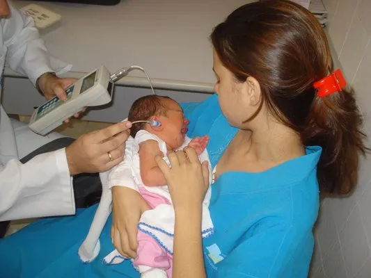   Durante o teste da orelhinha, um pequeno fone é colocado no ouvido do bebê