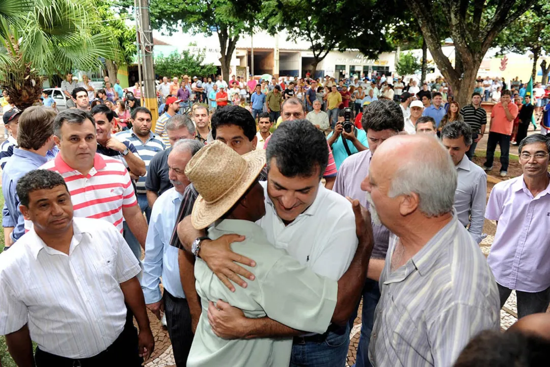  Beto Richa cumprimenta eleitor