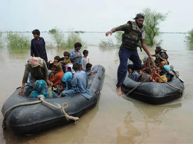  Botes são usados no resgate a desabrigados pelas chuvas no Paquistão