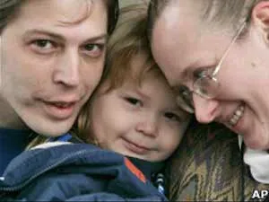  Foto de Adolf Hitler Campbell com os pais, tirada em dezembro de 2008