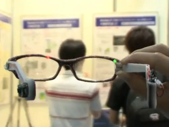  Óculos vêm com sensor magnético e bateria