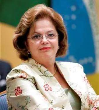  Em visita a Santa Catarina, Dilma alfineta Serra