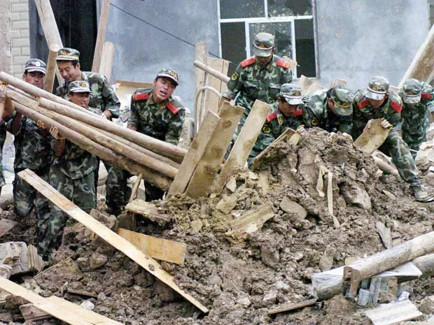  Exército trabalha no resgaste de sobreviventes