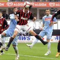  Inzaghi faz o gol de empate do Milan de cabeça (Crédito: Reuters)