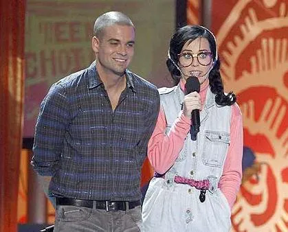 Katy Perry volta à adolescência ao lado do ator Mark Salling durante premiação Teen Choice Awards 