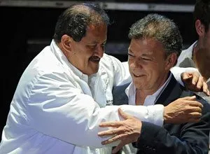  O vice-presidente da Colômbia, Angelino Garzón, abraça o recém-empossado presidente, Juan Manuel Santos, em imagem de 20 de junho