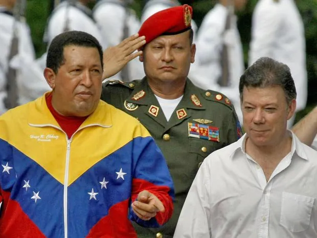  Hugo Chavez (esquerda) e Juan Manuel Santos se encontram na Quinta de San Pedro Alejandrino, em Santa Marta, na Colômbia