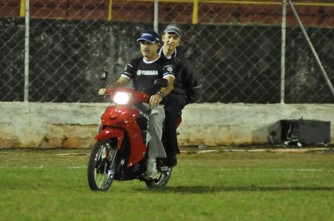 Com o ingresso de número 09859, o apucaranense Antônio Marcos da Cruz, morador na Vila São Carlos, ganhou na quinta-feira à noite, no Estádio Municipal Bom Jesus da Lapa a moto Crypton Yamaha zero quilômetro