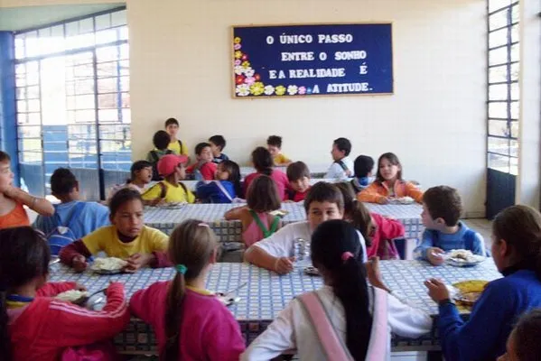 Os 1,4 milhão de estudantes das 2.136 escolas da rede pública estadual do Paraná retornam às salas de aula nesta segunda-feira 