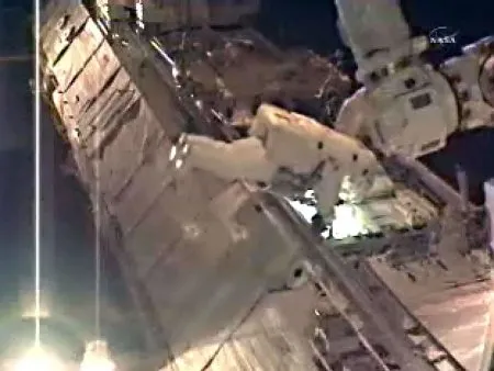  Astronauta realiza manutenção na Estação Espacial Internacional
