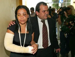  A empregada doméstica Sirlei Dias, dois dias depois da agressão, em junho de 2007, chegando ao DP com o advogado