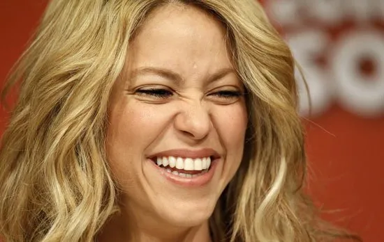  Shakira gravou clipe em praia de Barcelona e andou na traseira de moto sem capacete