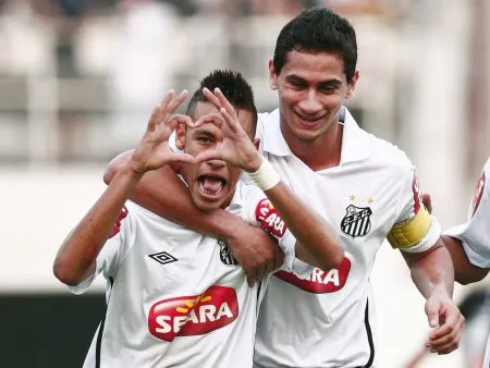  O atacante Neymar comemora depois de marcar de pênalti o primeiro gol contra o Atlético-MG