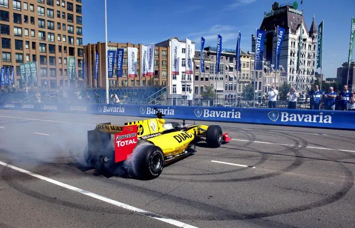  O russo Vitaly Petrov pilotou o novo carro da Renault pelas ruas de Roterdã