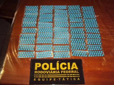 Agentes da Polícia Rodoviária Federal (PRF) apreenderam na BR-369 (Rodovia Mello Peixoto), entre Arapongas e Rolândia, 4,8 mil comprimidos do estimulante sexual Pramil