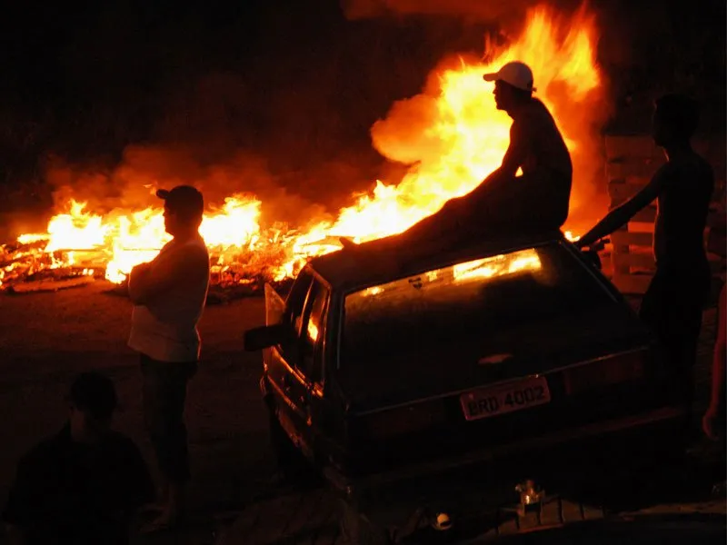 Moradores protestam contra buracos em ruas de Apucarana