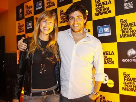 Luana Piovani e seu namorado, Felipe Simão, vão à pré-estreia de filme, no Rio