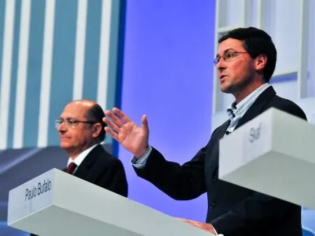  Bufalo (à dir) fala durante debate da TV Gazeta e do jornal O Estado de S. Paulo com Alckmin ao fundo