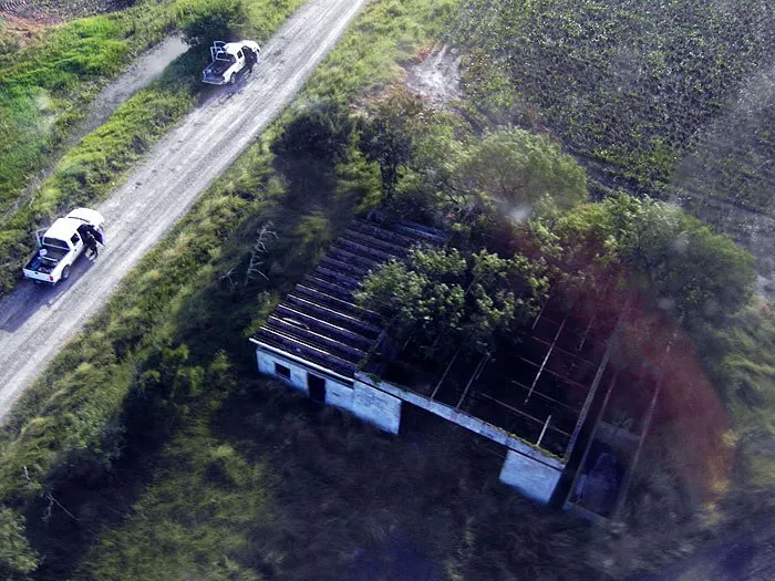  Foto área mostra rancho em que foram encontrados 72 corpos de imigrantes, entre eles quatro brasileiros, no México