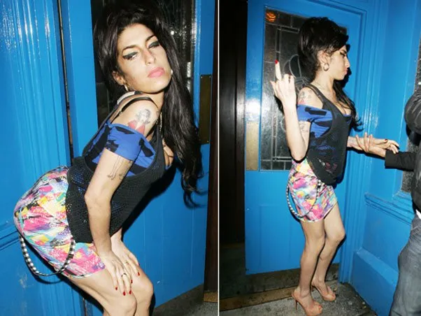  Amy Winehouse mostra o dedo para os fotógrafos