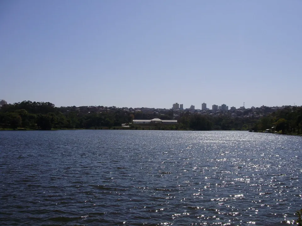Cidade de Apucarana vista da margem do Lago Jaboti